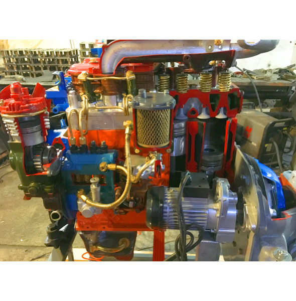 Двигатель дизельный МТЗ с коробкой, со сцеплением и навесным оборудованием (агрегаты в разрезе)